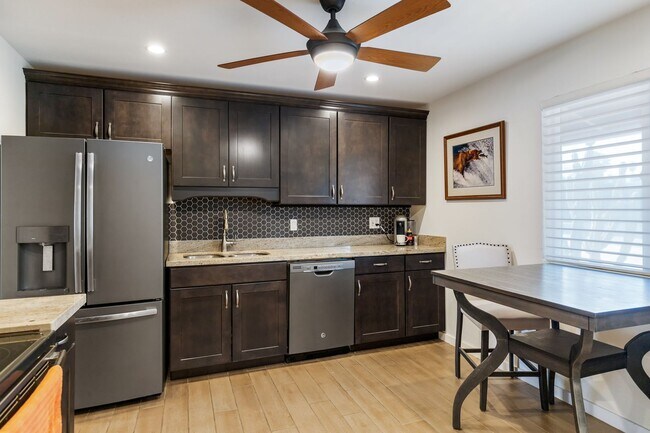 Building Photo - Cute 3 Bedroom 2 Bath In Phoenix!
