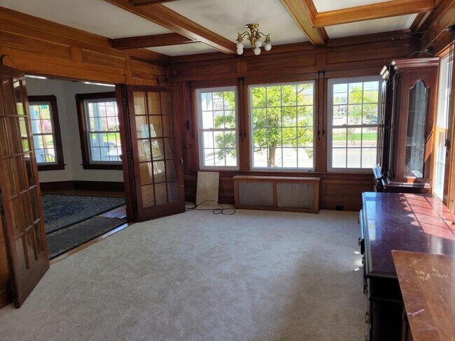 Building Photo - 2060 Elm St
