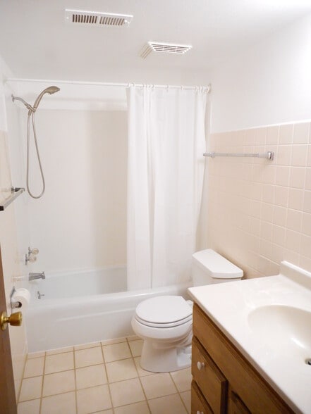 Building Photo - 1615 Reetz Rd