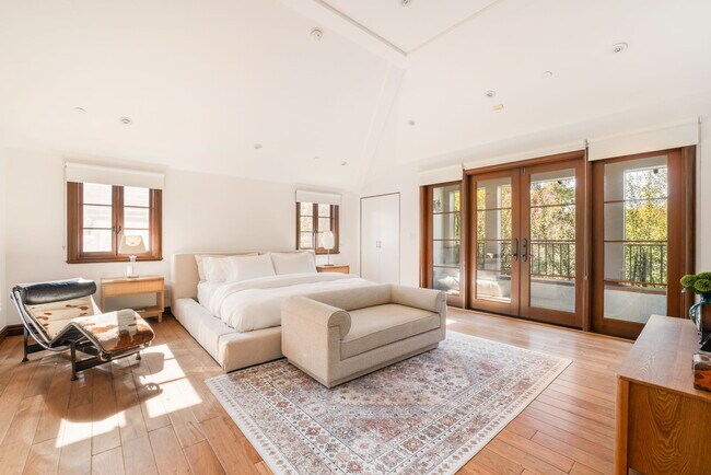 Building Photo - 604 Alta Dr