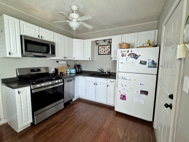 Building Photo - Stunning 2-Bedroom Townhome in West Cheste...
