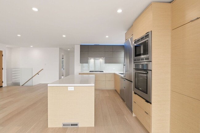 Building Photo - 167 Skyview Way