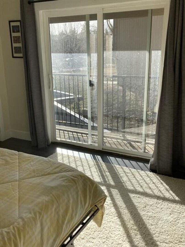 Building Photo - Washer dryer in unit! Bus route! Top floor!