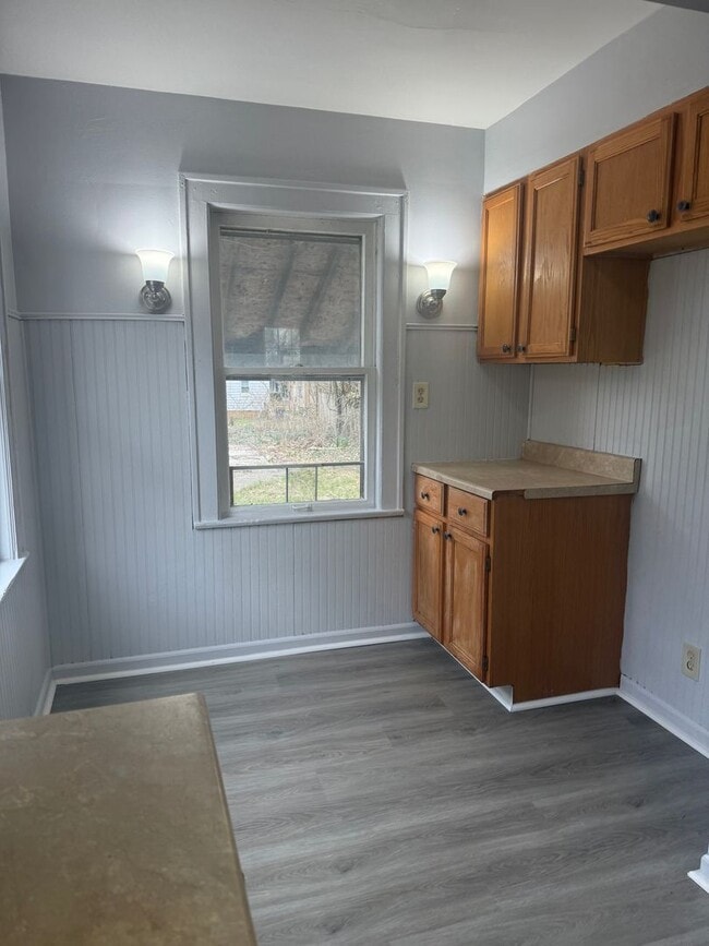 Building Photo - 3bd Single Warner Rd Area Cash Pay/Section 8