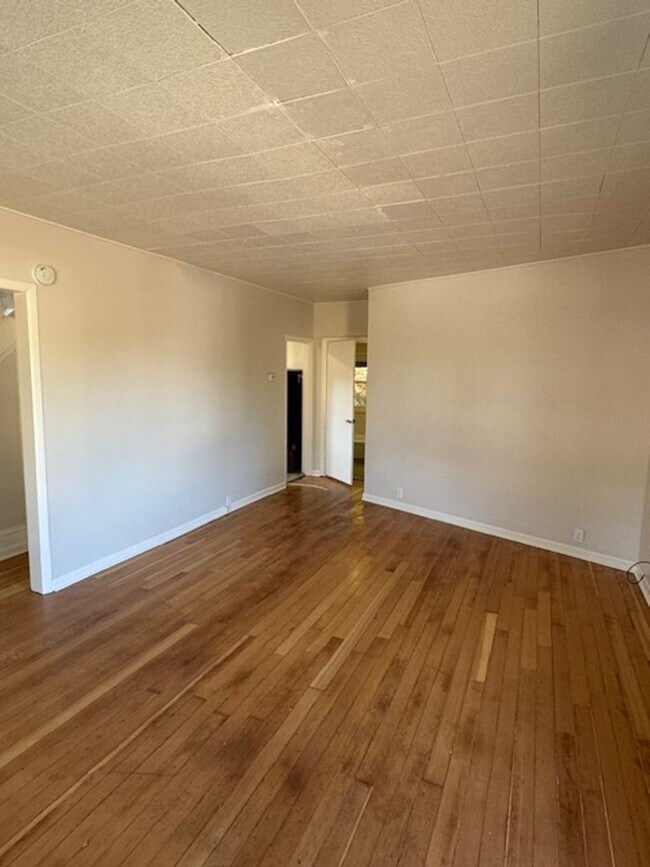 Building Photo - No Security Deposit W/ Rhino! Charming Alb...