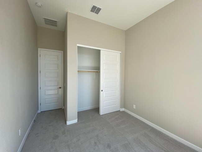 Building Photo - 1312 N Zane Dr