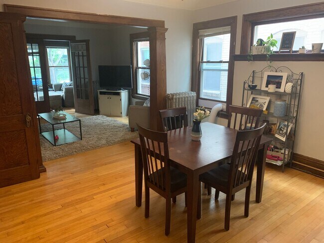 Building Photo - Lovely 2Br / 1Ba South Uptown Condo w/ Hardwood Floors, Sunroom, Fenced Backyard!