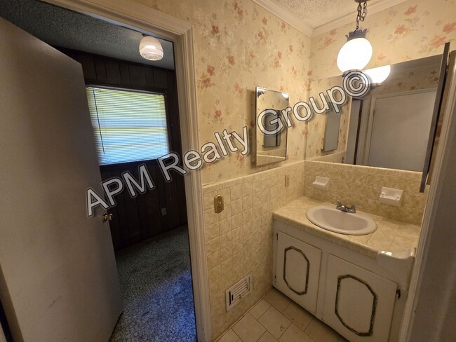 Building Photo - Spacious two bedroom house off Two Notch