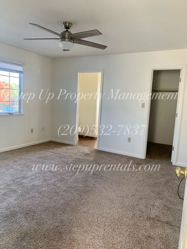 Building Photo - Welcoming and Spacious 3 Bedroom 2.5 Bathroom Home in Sonora!