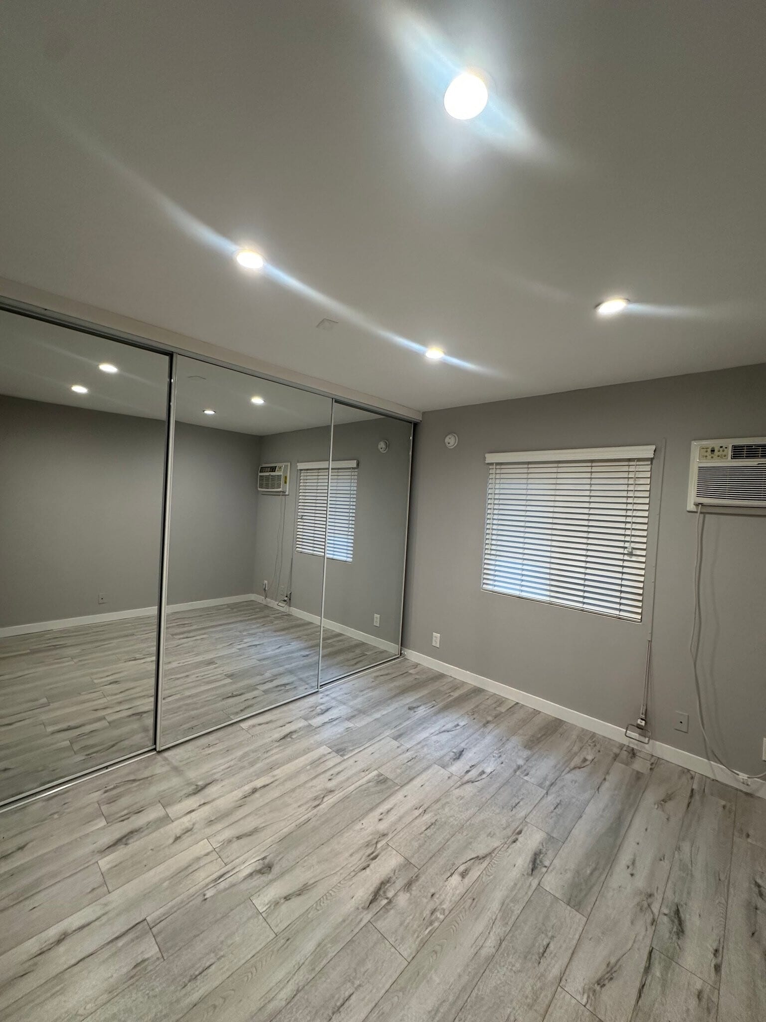 Building Photo - 7555 De Longpre Ave