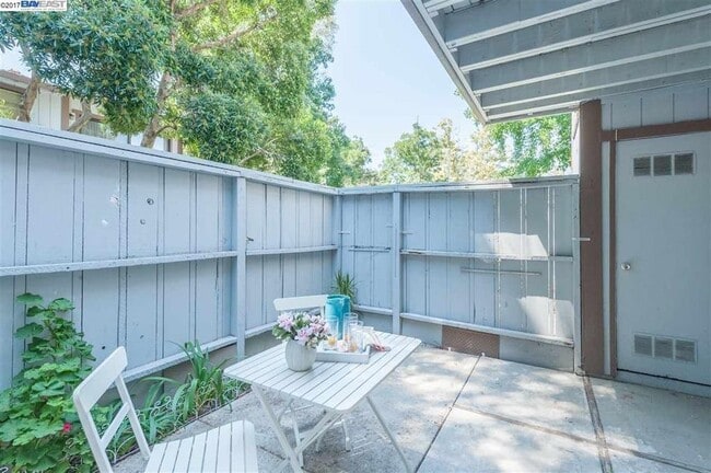 Building Photo - COMING SOON! | $3290 / 3 BR - GORGEOUS NEWARK TOWNHOME