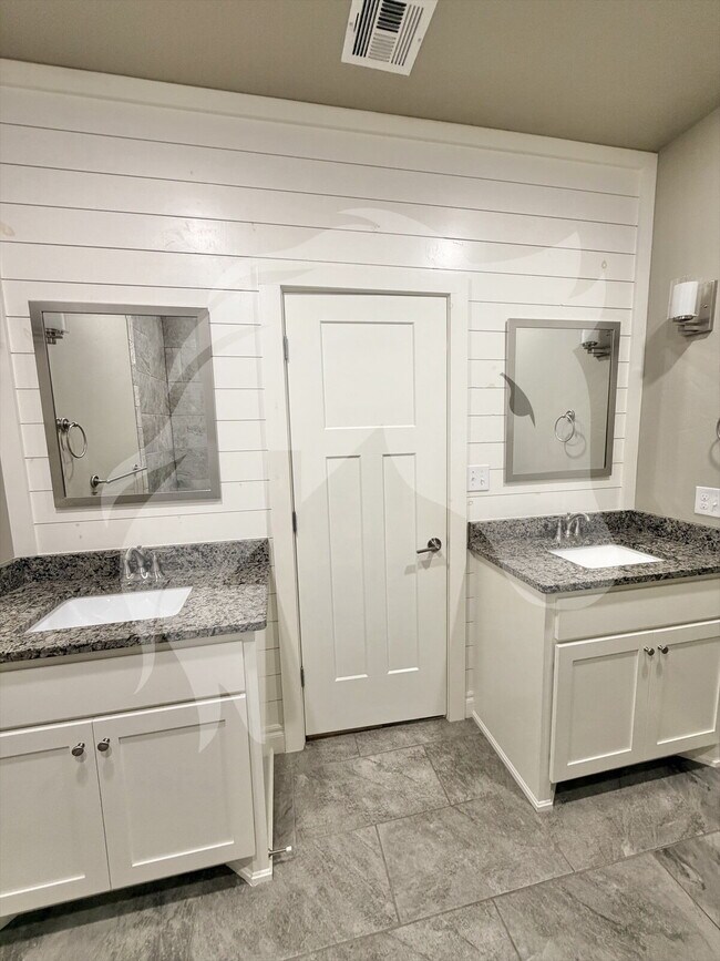 Building Photo - "Stunning 4-Bed Gem with Granite Touch & C...