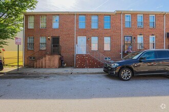 Building Photo - JUST RENOVATED Huge 3 bedroom 3 bathroom t...