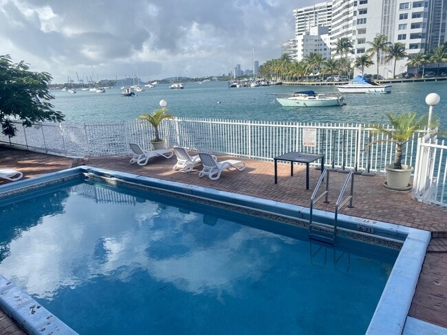 Building Photo - 1441 Lincoln Rd