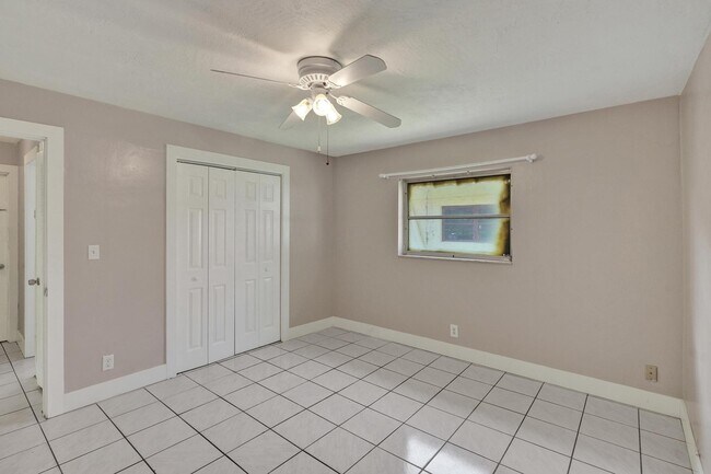 Building Photo - 7010-7012 NW 78th Ave