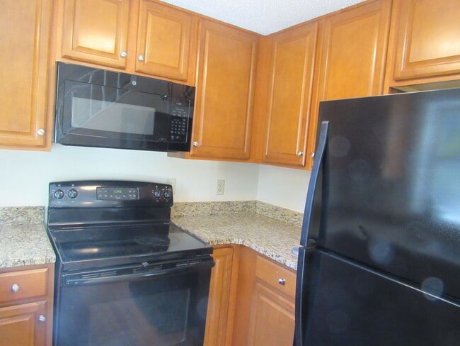Building Photo - Gorgeous Derry Townhouse for Rent- Stongat...