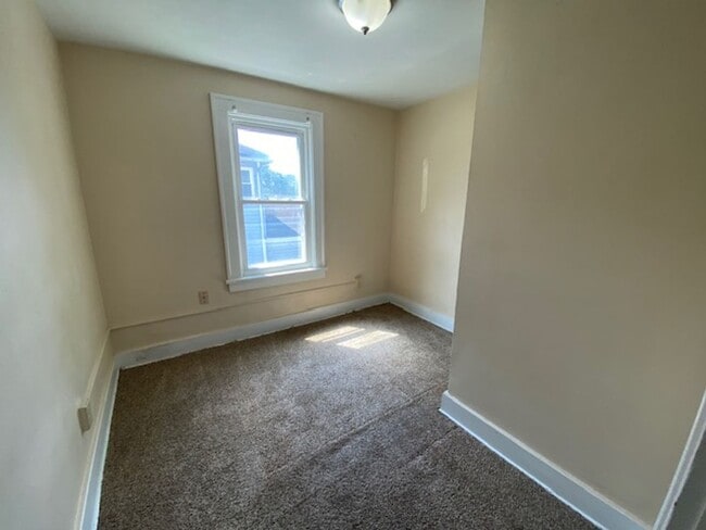 Building Photo - 908 S Hawkins Ave