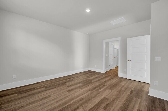 Building Photo - 514 Silky Oak Dr SE