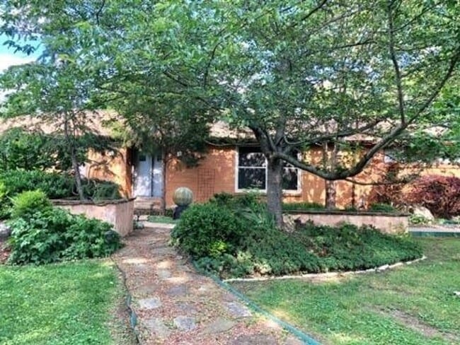 Building Photo - This gem is situated and Lovely 3BE/2BA on a quiet street in Warner Park