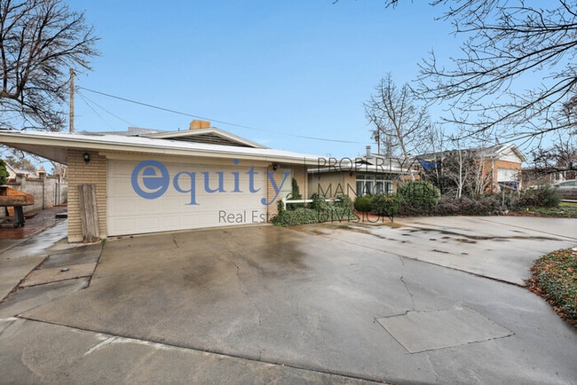 Building Photo - 1941 E Woodside Dr