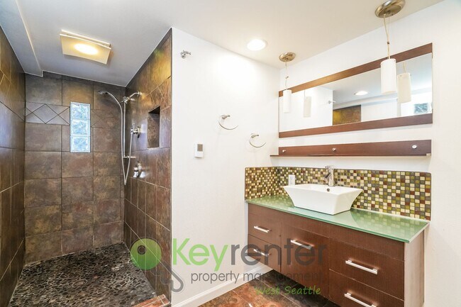 Building Photo - **Rent Special** Elegant Three Bedroom Hom...