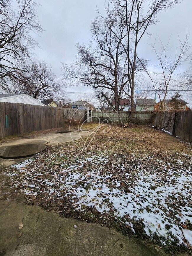 Building Photo - 2 bed with huge bonus finished room in basement!