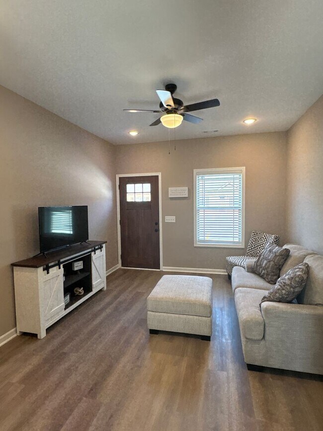 Building Photo - 404 Cedar Ln