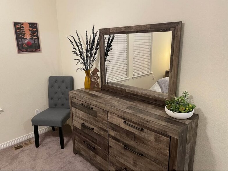 Building Photo - 2656 E 163rd Ave