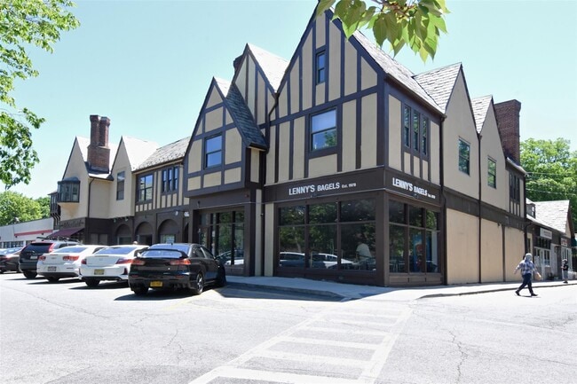 Building Photo - 920 Pelhamdale Ave