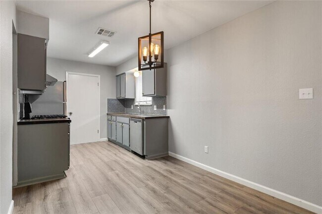 Building Photo - 2404 Burleson Ct