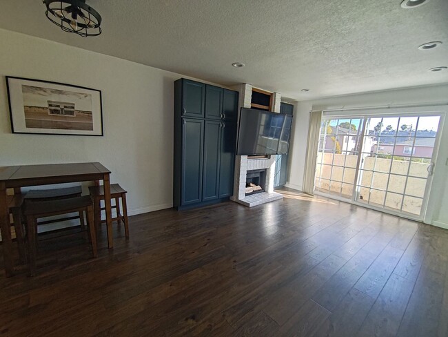 Building Photo - Bright and Remodeled 2 Bed 2.5 Bath Townho...