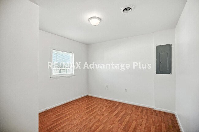 Building Photo - 424 Longwood Ave