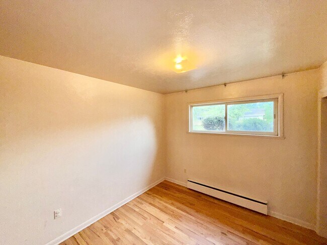 Building Photo - 225 Elmwood Dr