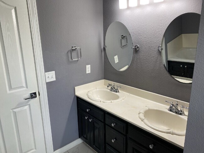 Building Photo - 572 Branchwood Ave