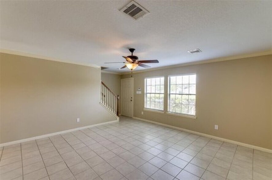 Living room - 521 E House St