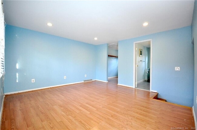 Building Photo - 44 Simsbury Manor Dr