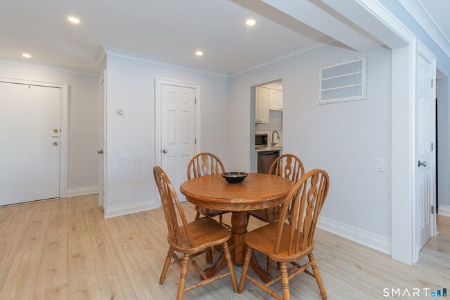 Building Photo - 13 Quincy Close