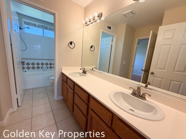 Building Photo - Move-in ready 4 bedroom / 3 bathroom home in Oceanside!