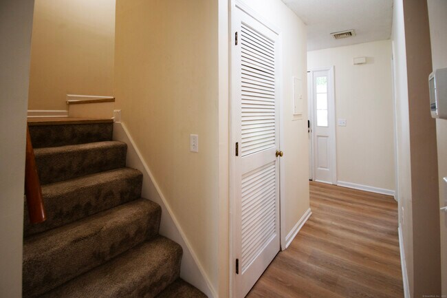 Building Photo - 378 Meridian St Ext
