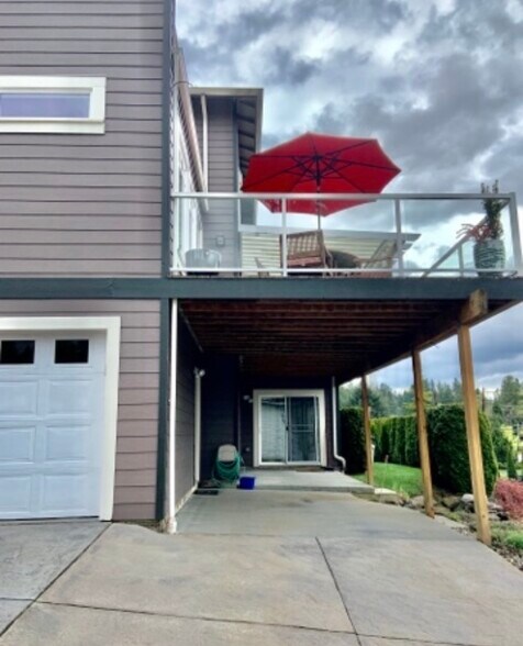 Tenant entrance w/parking/patio - 823 E Lakeshore Dr