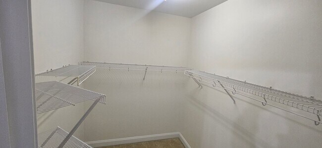 Building Photo - Darling 2br/2.5ba end unit townhome in Exc...