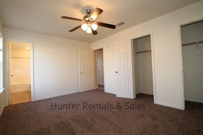 Building Photo - Cove Three-Bedroom!