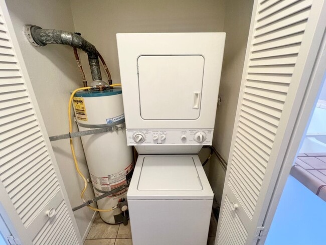 Building Photo - Roomy Signal Hill condo in Hillside Pines ...