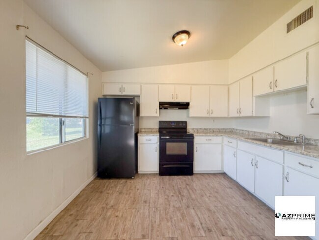 Building Photo - This Charming 2/1 Phoenix Apartment Unit Offers a Blend of Modern Comfort and Convenience!
