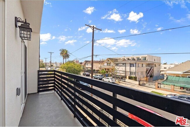 Building Photo - 1116 S Mariposa Ave