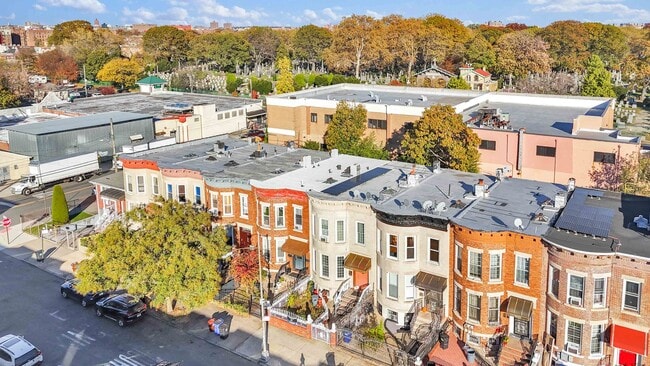 Building Photo - Spacious and Bright Renovated Parlour 2 BR/1BA with  Exclusive Backyard Access