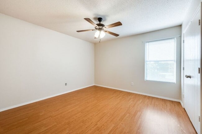 Building Photo - 2528 Red Oak Dr