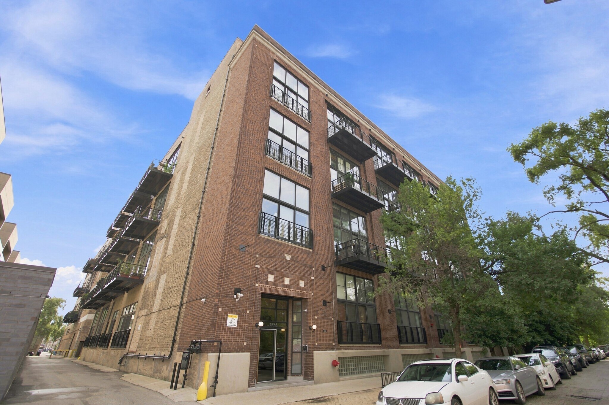 Building Photo - 1935 N Fairfield Ave