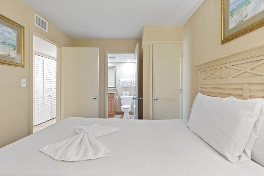 Building Photo - 3548 Alexandria Ave