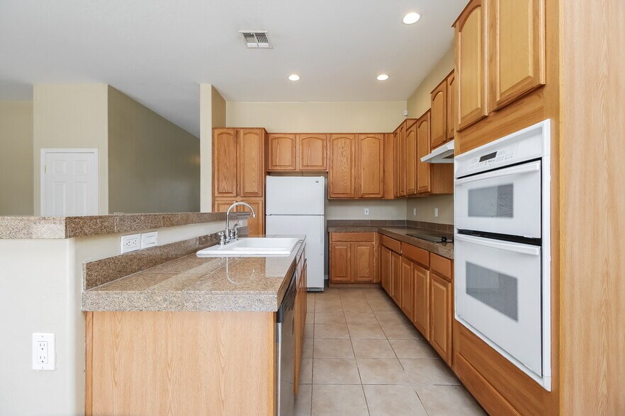 Building Photo - 513 W Remington Dr